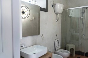 Douche, sèche-cheveux, bidet, serviettes fournies