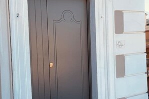 Exterior detail - Palazzo Vitiello - Donna Anna, view of Vesuvius (Boscoreale)