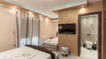 Classic Room, Pool View | In-room safe, laptop workspace, blackout drapes, soundproofing