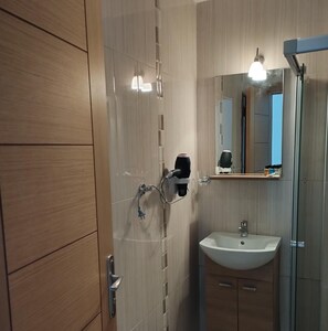Een haardroger, handdoeken, zeep, toiletpapier