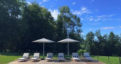 Chateau: 4-bedroom bed & breakfast with pool in Arette.