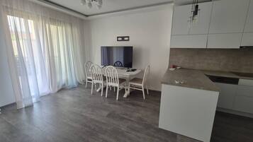 Apartment, 2 Bedrooms, Balcony, Garden View | Dining room