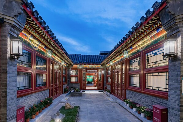 Exterior - Peking traditional quadrangle Hotel located in ancient Hutong (downtown) (Bei Jing Shi)
