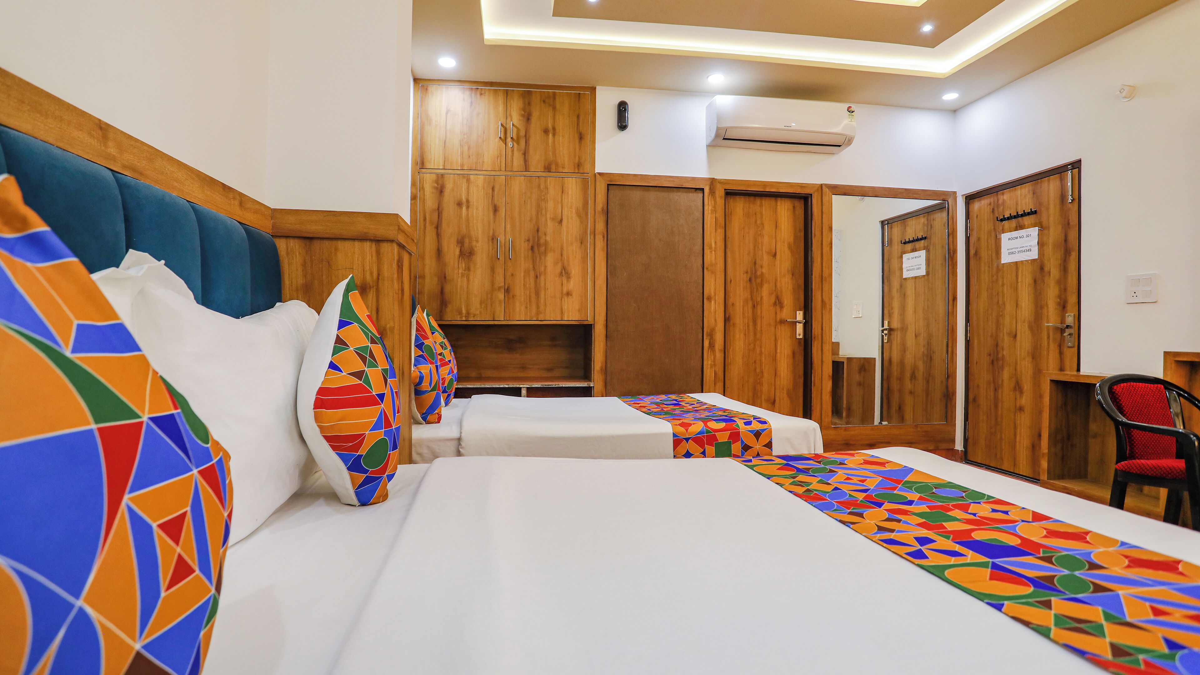 Family Room | Desk, laptop workspace, free WiFi, bed sheets