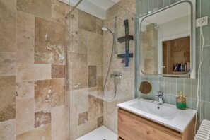 Handtücher, Seife, Toilettenpapier