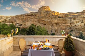 Free daily local cuisine breakfast - Akantha House (Urgup)