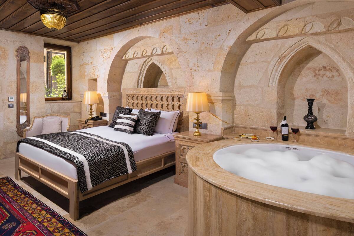 King Room | Premium bedding, in-room safe, laptop workspace, WiFi (free)