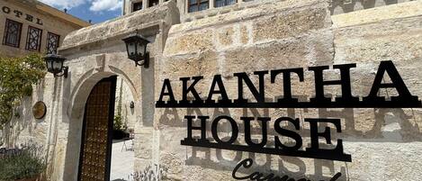 Vista frontal de la propiedad