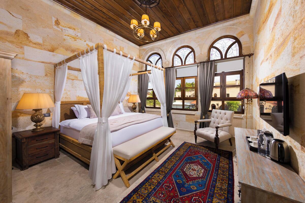 Hatti Room | Premium bedding, in-room safe, laptop workspace, WiFi (free)