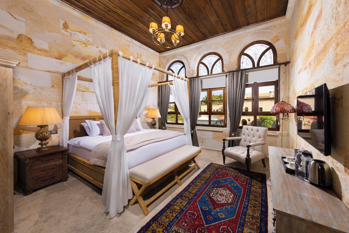 Hatti Room | Premium bedding, in-room safe, laptop workspace, WiFi (free)