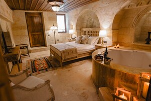 Ropa de cama de alta calidad y caja de seguridad en la habitación 