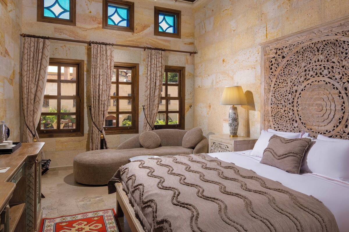 Arya Room | Premium bedding, in-room safe, laptop workspace, WiFi (free)