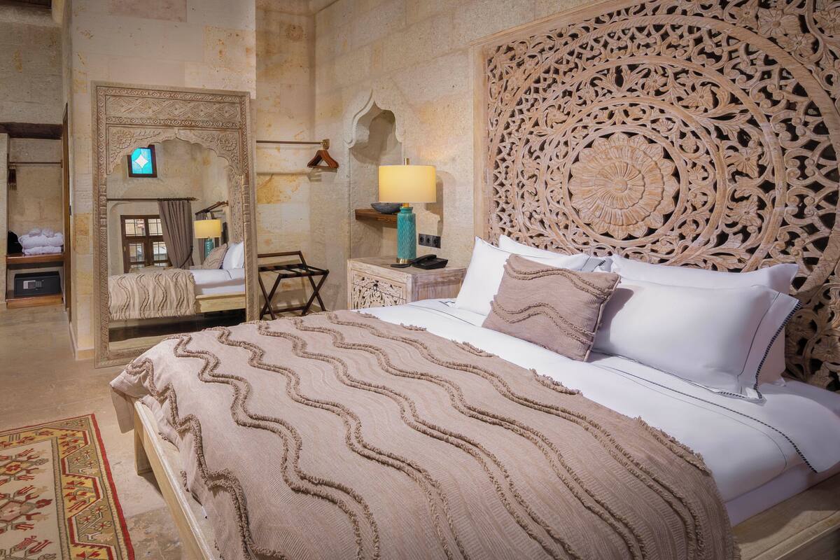 Aden Room | Premium bedding, in-room safe, laptop workspace, WiFi (free)