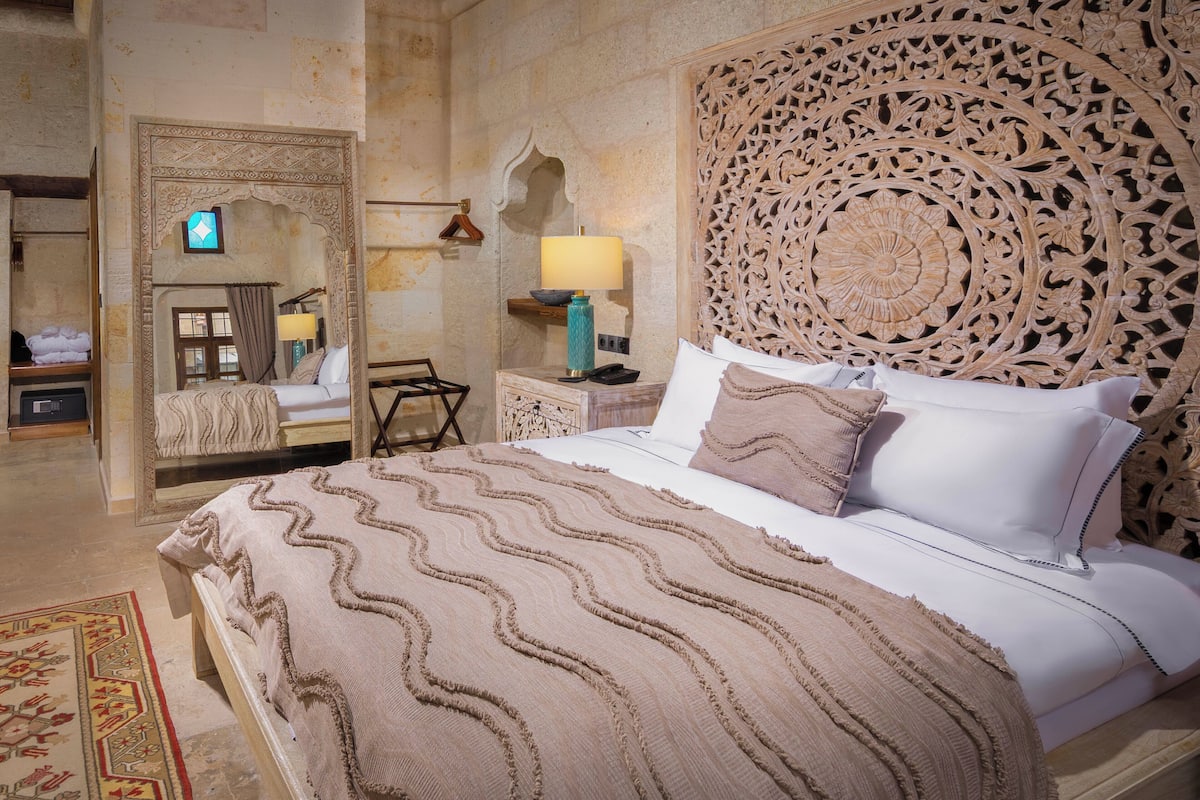 Aden Room | Premium bedding, in-room safe, laptop workspace, WiFi (free)