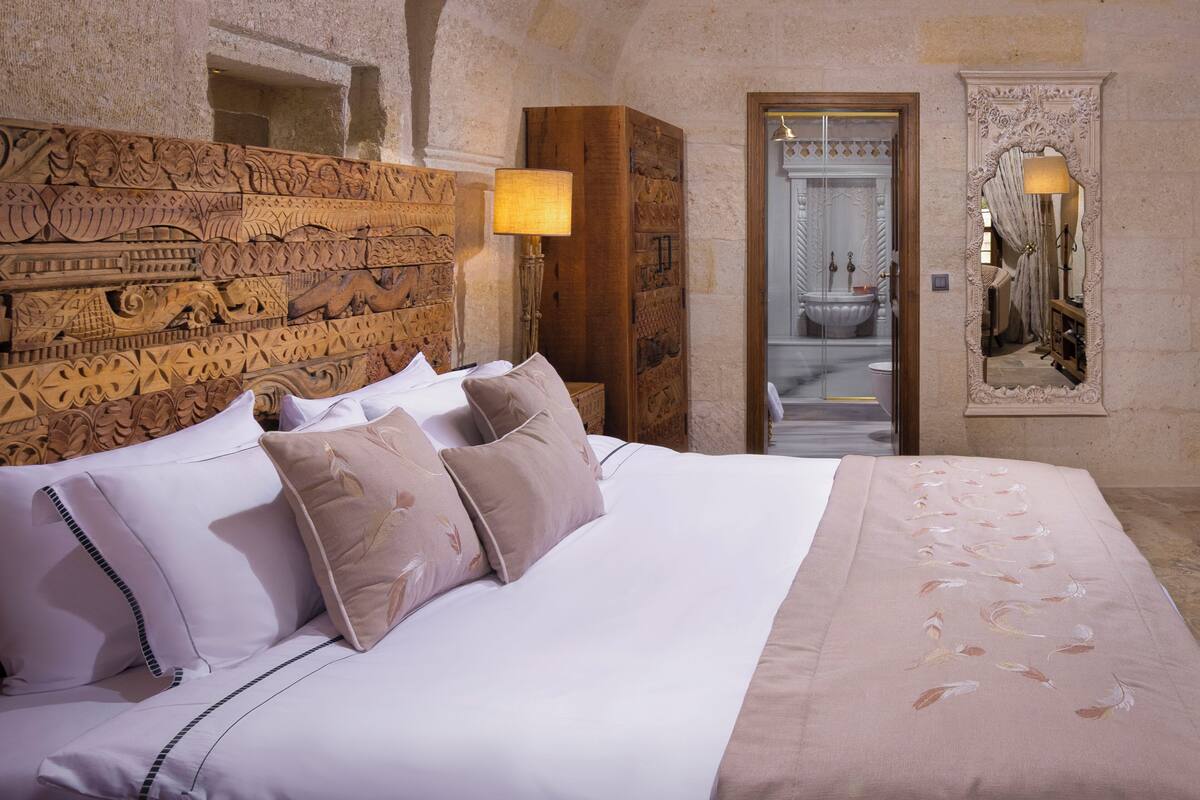 Nysa Room | Premium bedding, in-room safe, laptop workspace, WiFi (free)