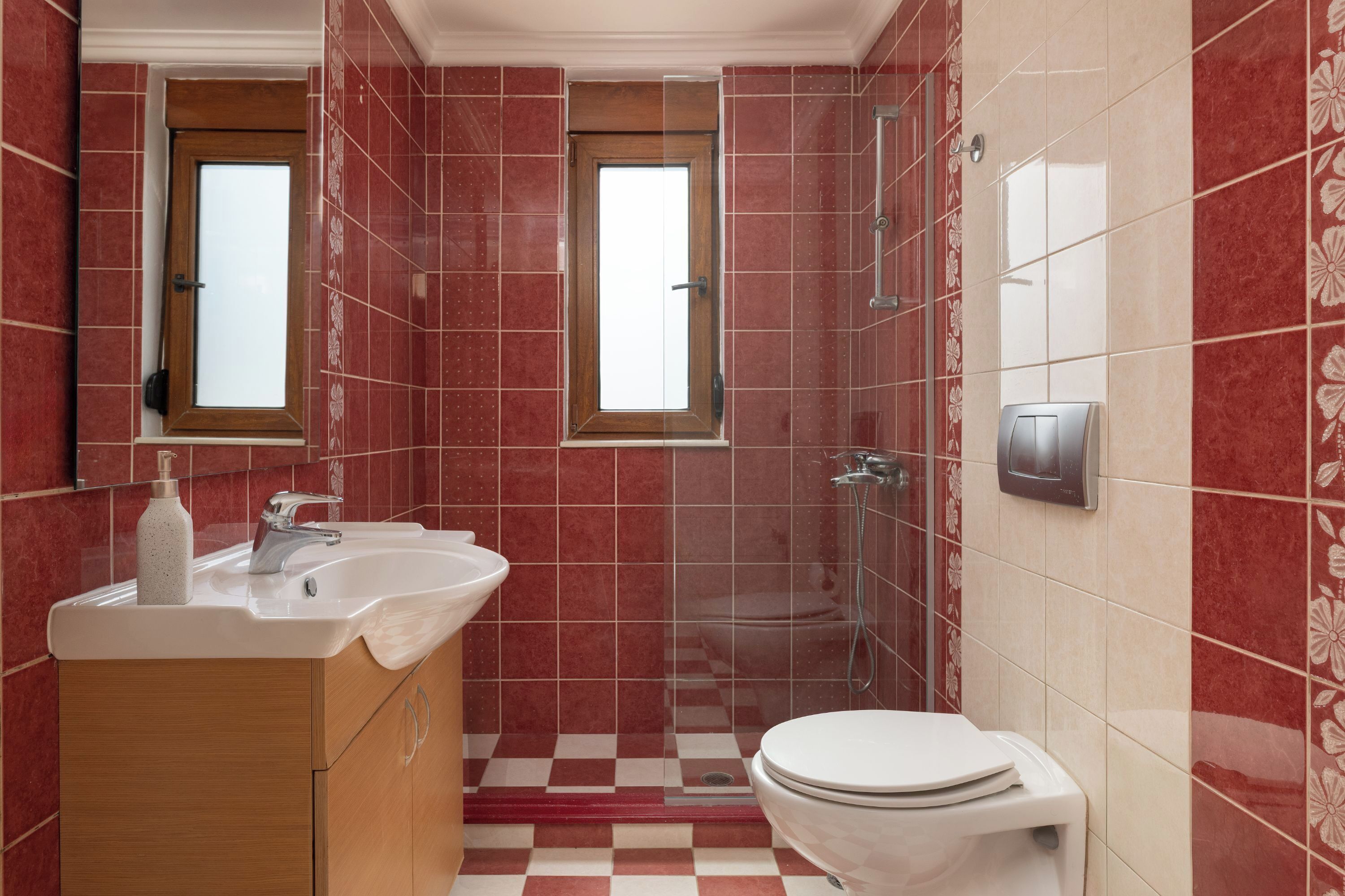 Ein Badezimmer mit Waschbecken, Toilette und Dusche.