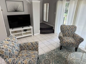 Smart TV, ping pong - Close to Pool! End Unit Townhouse Emerald Island Resort Near Disney! (Kissimmee)