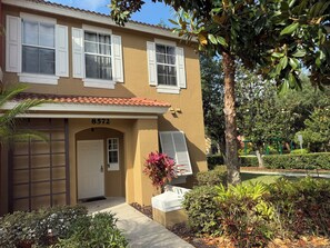 Exterior - Close to Pool! End Unit Townhouse Emerald Island Resort Near Disney! (Kissimmee)