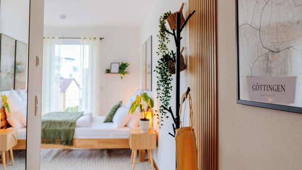 Un dormitorio moderno con cama, mesitas de noche y un mapa en la pared.