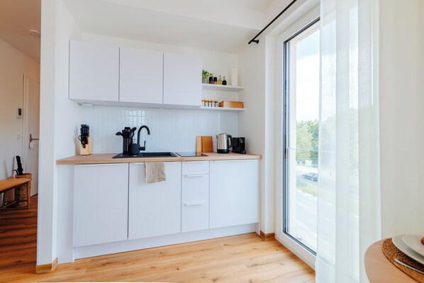 Fridge, stovetop, dishwasher, coffee/tea maker