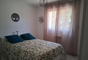 2 chambres, fer et planche à repasser, Wi-Fi, draps fournis