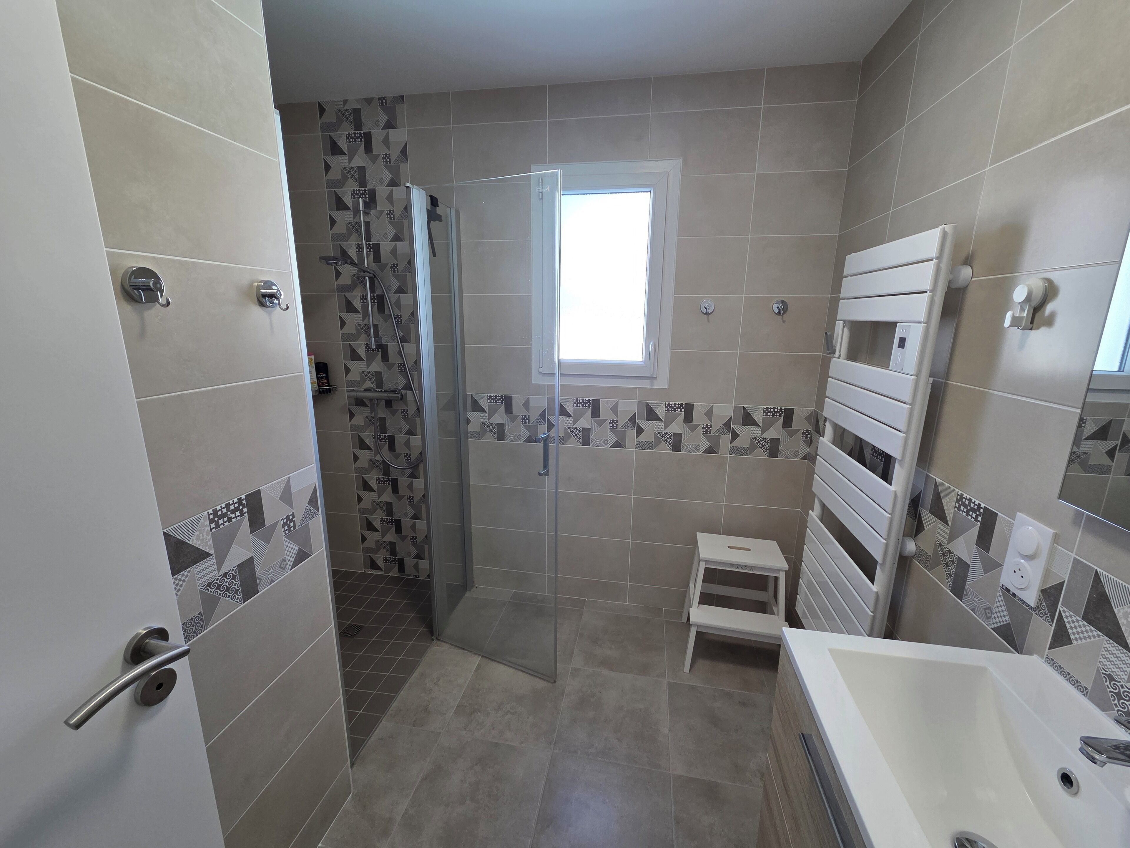 Douche, sèche-cheveux, papier toilette