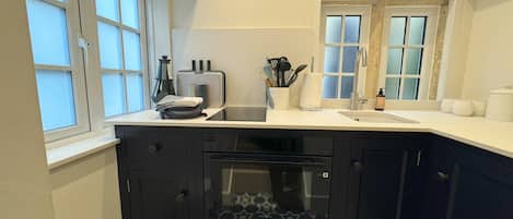 Microondas, horno y placa de cocina