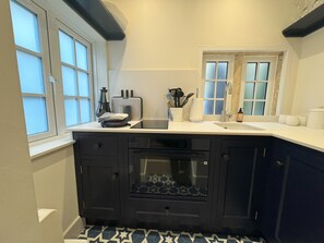 Een microgolfoven, een oven, een kookplaat