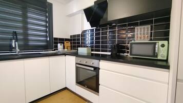 Refrigerador, microondas, horno y cafetera y tetera