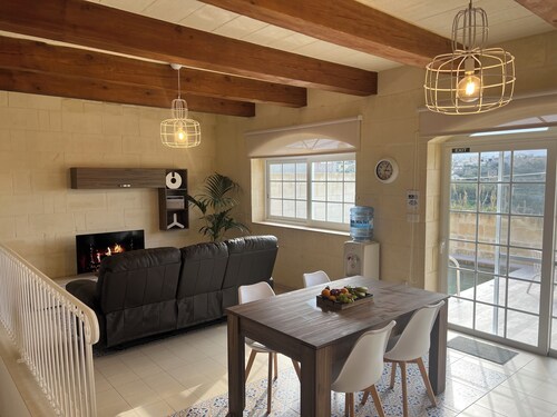 Dar Leli – Authentic Gozitan Farmhouse with Rooftop Pool & Views