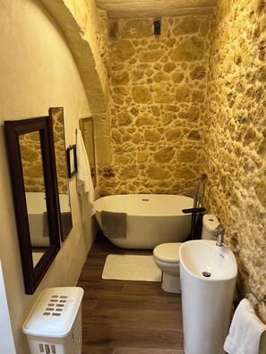 Shower, towels, soap, shampoo - Dar Leli – Authentic Gozitan Farmhouse with Rooftop Pool & Views (Ix-Xagħra)