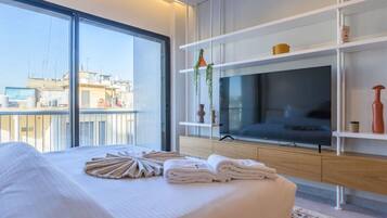 BOHO Studio: Wanderwood in Mar Mikhael | Két bảo mật tại phòng, khu vực làm việc phù hợp cho laptop