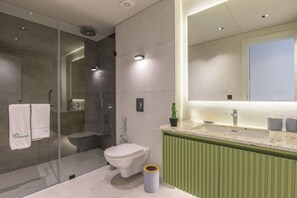 BOHO Studio: Wild Flowers in Mar Mikhael | Bathroom shower - BOHO Studios by Stayinn (Beirut)