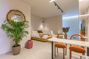 BOHO Studio: Nomad in Mar Mikhael | Pengeskab på værelset, arbejdsområde til bærbare computere