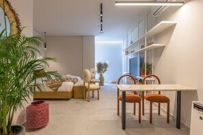 BOHO Studio: Nomad in Mar Mikhael | Safe på rommet, skrivebord for bærbar PC og blendingsgardiner