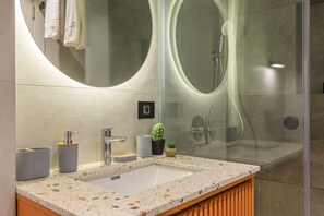 BOHO Studio: Nomad in Mar Mikhael | Bathroom shower - BOHO Studios by Stayinn (Beirut)