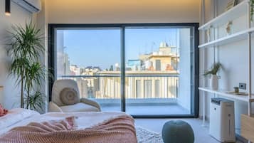 BOHO Studio: Dream Catcher in Mar Mikhael | Pengeskab på værelset, arbejdsområde til bærbare computere