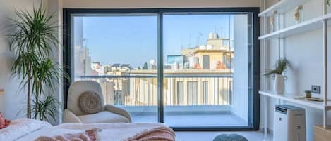 BOHO Studio: Dream Catcher in Mar Mikhael | Zimmersafe, laptopgeeigneter Arbeitsplatz, Verdunkelungsvorhänge