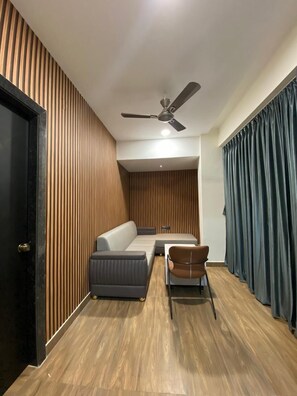 Familiesuite, byutsikt | Sengetøy av topp kvalitet, memory foam-senger og safe på rommet