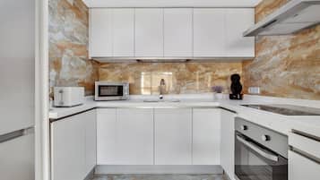 Frigorífic, microones, forn i placa de cuina