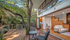 A modern house with a deck, a dining area, and a kitchen. - Metawisebnb Stylish Loft Studio With Garden in Seaforth (Sydney)