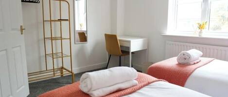 3 室のベッドルーム、アイロン / アイロン台、WiFi、ベッドシーツ