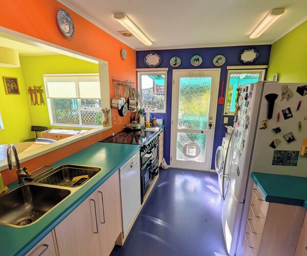 Fridge, oven, stovetop, dishwasher