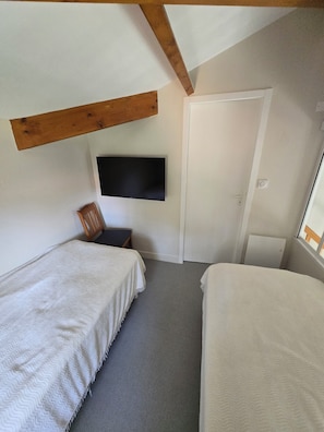 3 dormitorios, tabla de planchar con plancha, ropa de cama