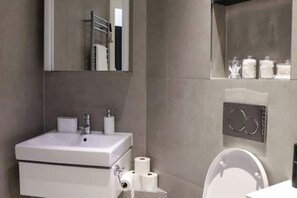Hair dryer, towels, soap, toilet paper - Cozy Luxury Apartment 15 Min from Heathrow Airport (England)