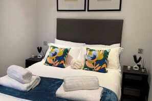 1 bedroom, iron/ironing board, WiFi, bed sheets - Cozy Luxury Apartment 15 Min from Heathrow Airport (England)