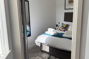 1 bedroom, iron/ironing board, WiFi, bed sheets - Cozy Luxury Apartment 15 Min from Heathrow Airport (England)