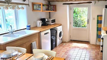 Cottage | Private kitchen | Dishwasher, cookware/dishes/utensils