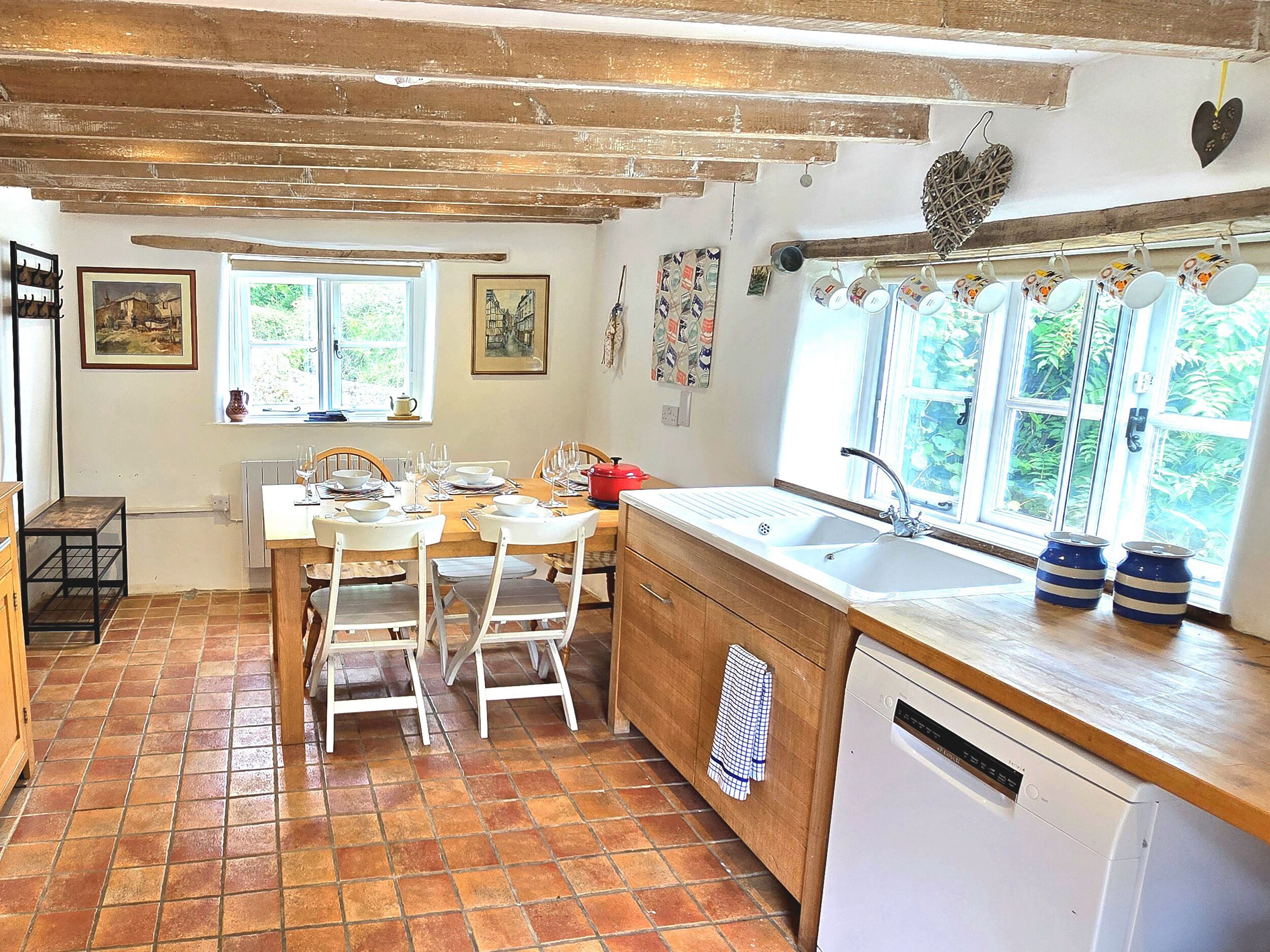 Cottage | Private kitchen | Dishwasher, cookware/dishes/utensils