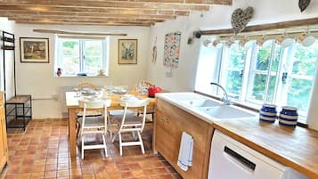Cottage | Private kitchen | Dishwasher, cookware/dishes/utensils